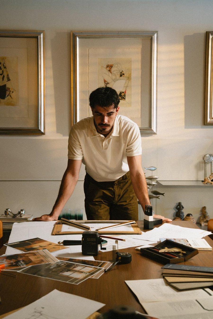 Luis Prado revisando planos en su estudio